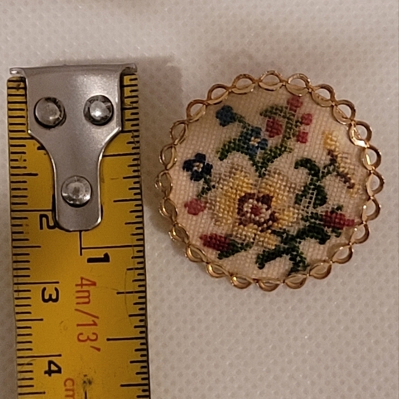 VINTAGE Handcrafted Dainty Petit Point Floral Brooch - Picture 12 of 14